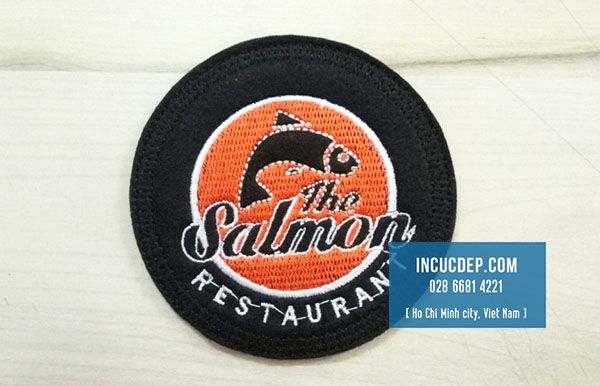 Mẫu đế ly vải nỉ thêu logo nhà hàng Salmon